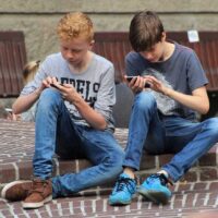jovenes en celulares